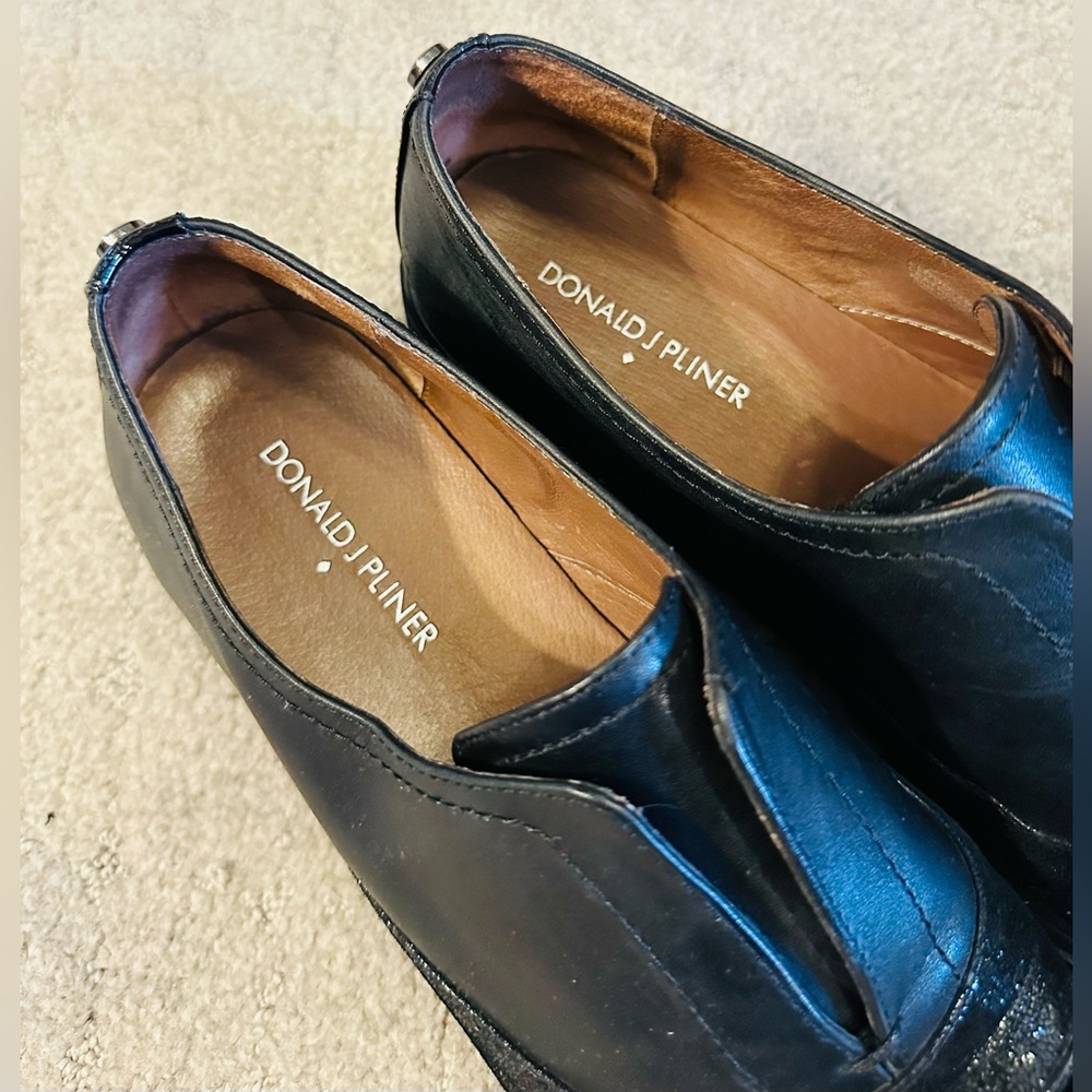 Donald J Pliner slip on loafers with black leather and patent leather. Size 9. - Picture 4 of 5